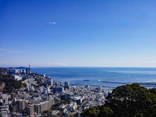 病院から見た熱海市の景観です。海が一面に広がっています。