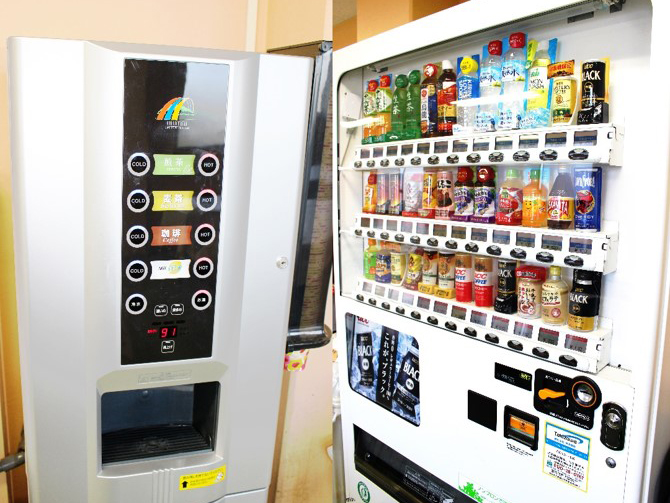 職員なら誰もが利用可能な給茶機とワンコイン自動販売機♪