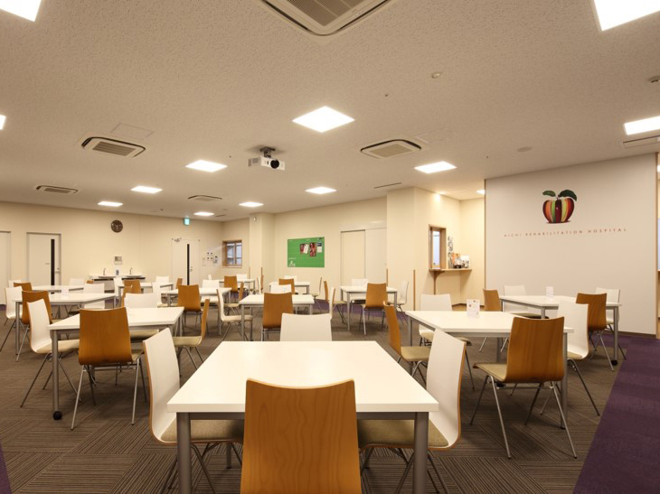 広々としてリラックスできる職員食堂です